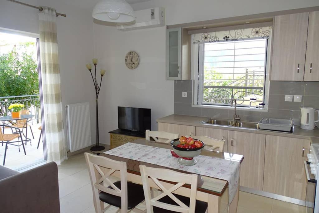 Coastal Garden Retreat: Cozy Apartment Near Beach & City Kalamata Exterior photo